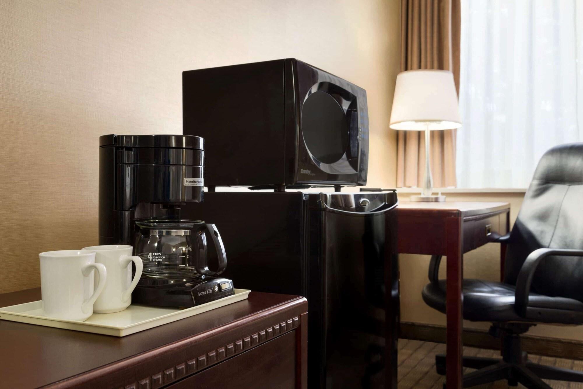 ทราเวลลอดจ์ โตรอนโต อีสต์ Hotel ภายนอก รูปภาพ