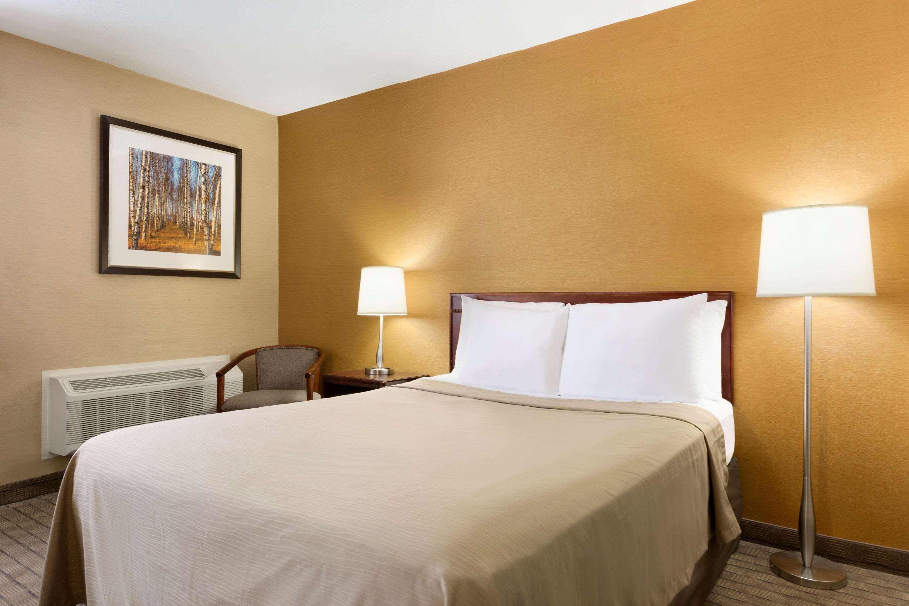 ทราเวลลอดจ์ โตรอนโต อีสต์ Hotel ภายนอก รูปภาพ