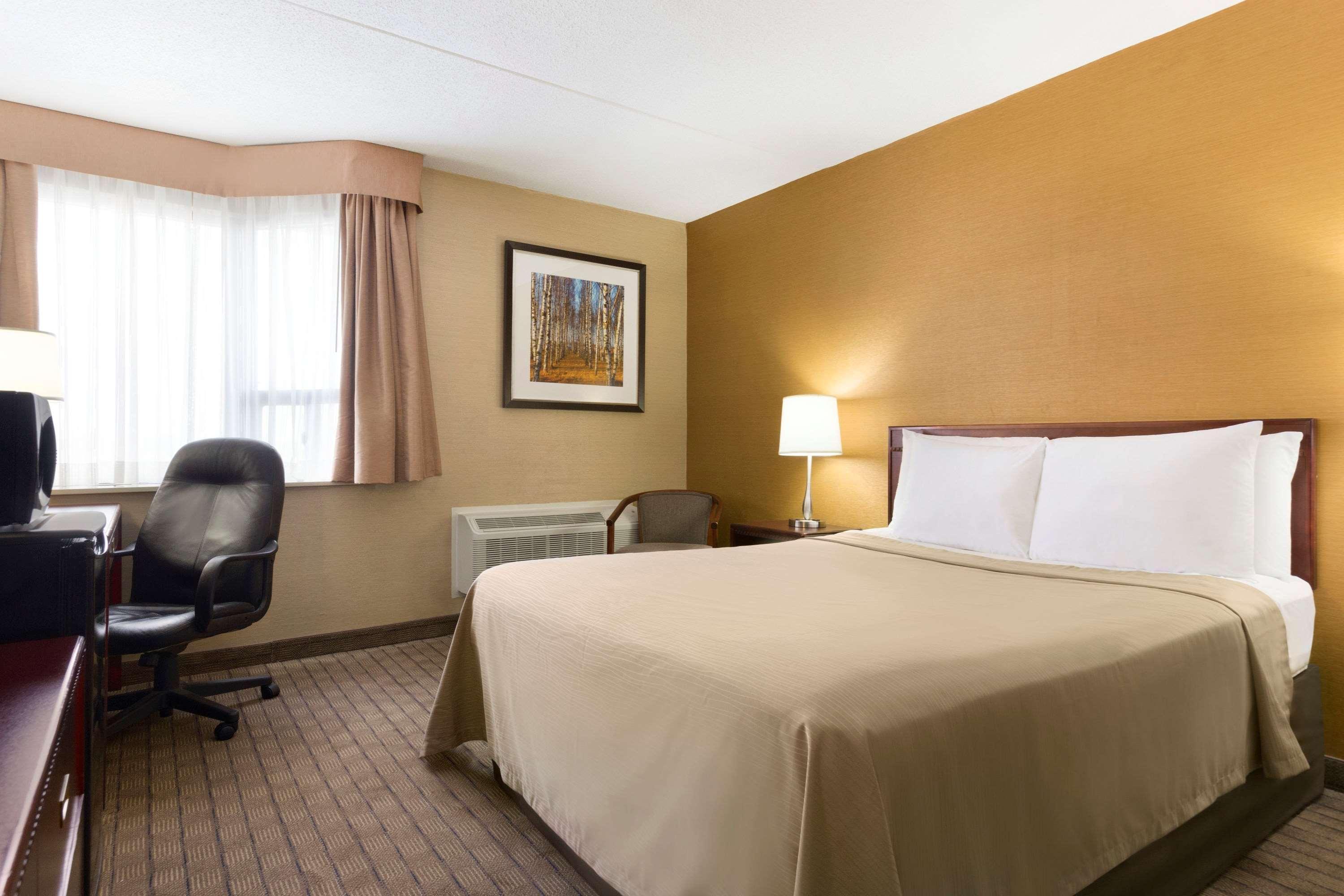ทราเวลลอดจ์ โตรอนโต อีสต์ Hotel ภายนอก รูปภาพ