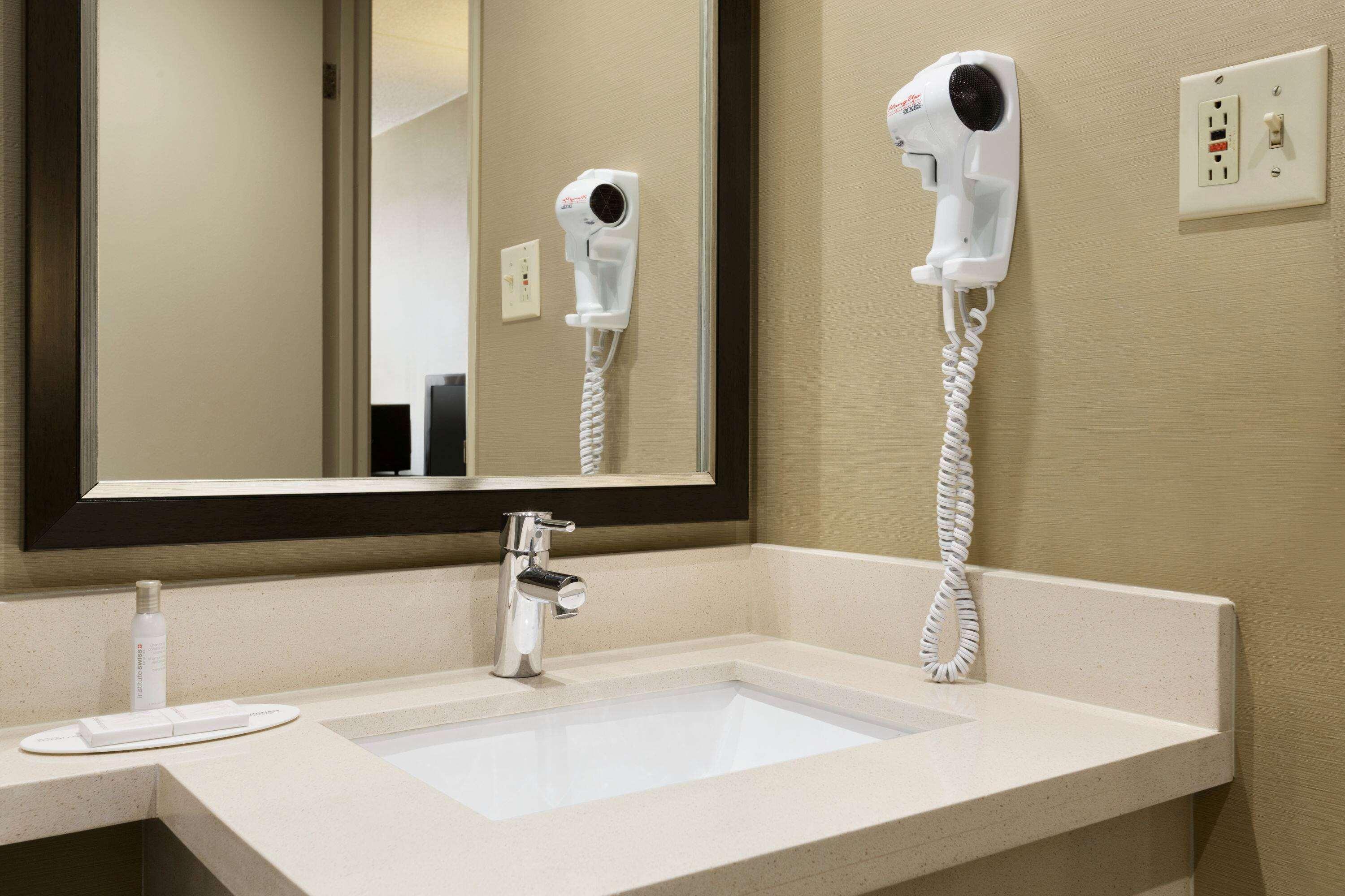 ทราเวลลอดจ์ โตรอนโต อีสต์ Hotel ภายนอก รูปภาพ