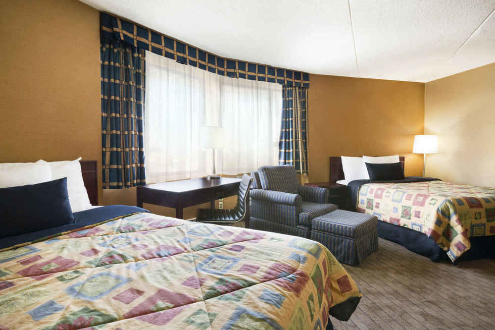 ทราเวลลอดจ์ โตรอนโต อีสต์ Hotel ภายนอก รูปภาพ