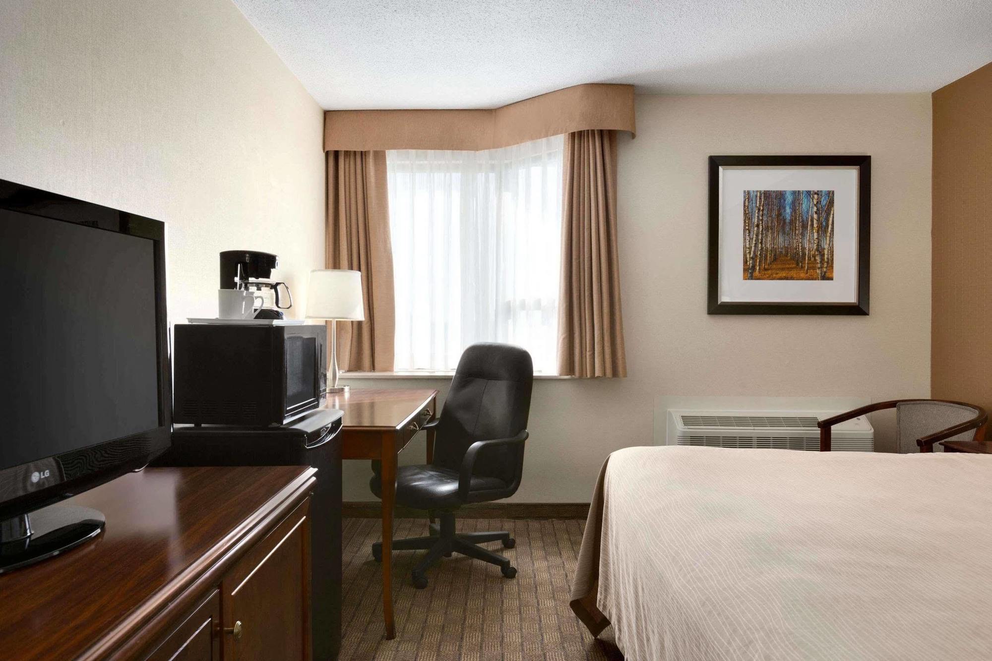 ทราเวลลอดจ์ โตรอนโต อีสต์ Hotel ภายนอก รูปภาพ