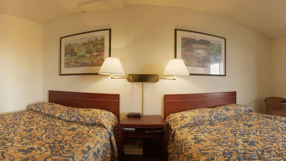 ทราเวลลอดจ์ โตรอนโต อีสต์ Hotel ภายนอก รูปภาพ