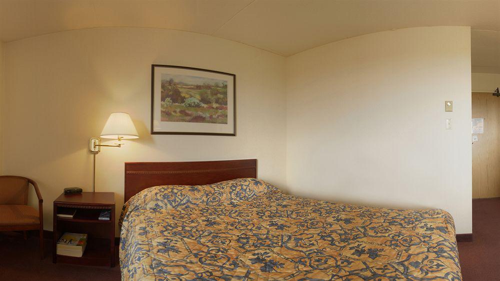 ทราเวลลอดจ์ โตรอนโต อีสต์ Hotel ภายนอก รูปภาพ